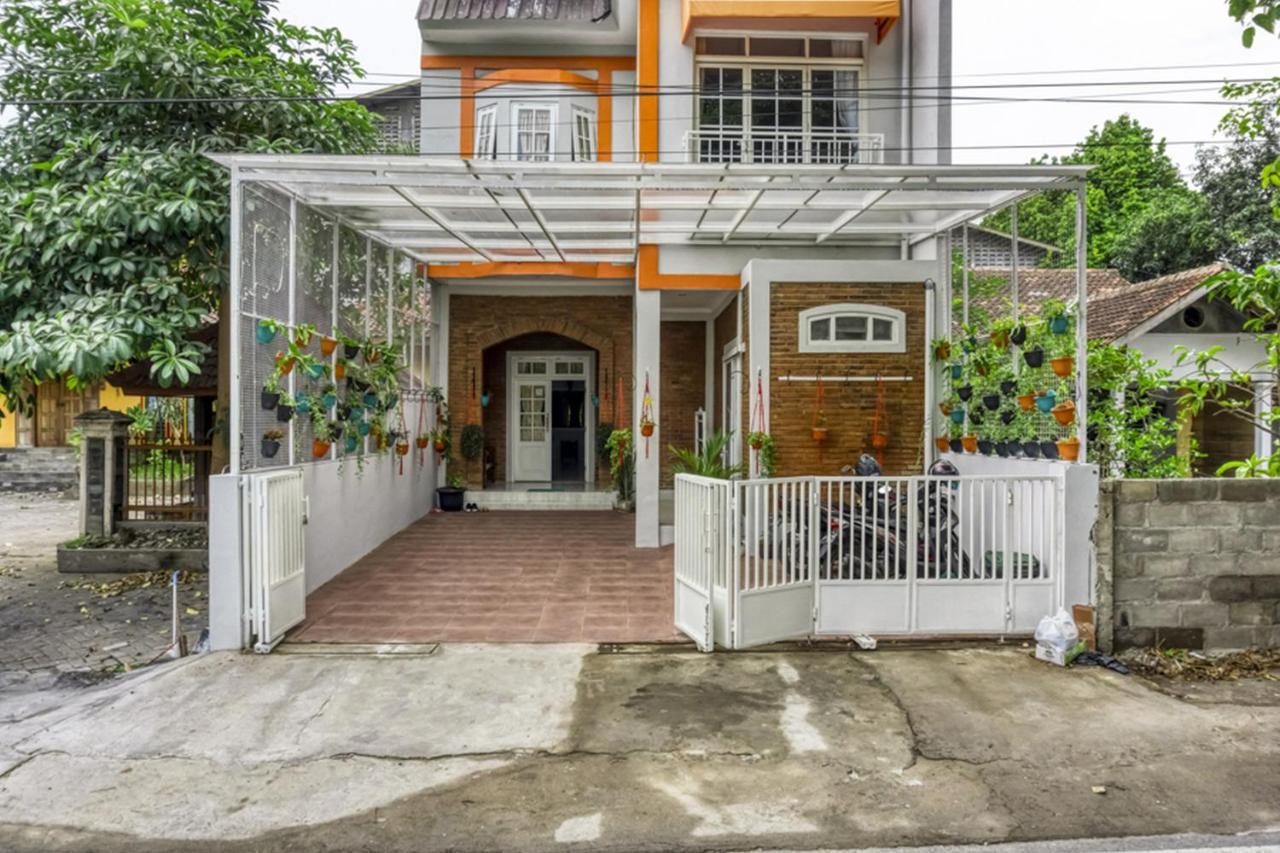 Hotel Reddoorz Near Sindu Kusuma Edupark 2 à Cebongan Extérieur photo